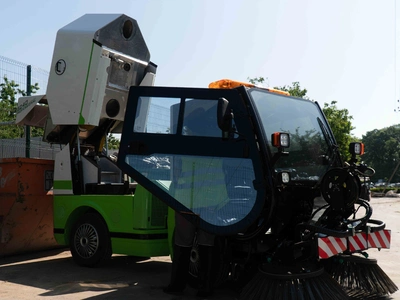 Подметально-уборочная машина SmartSweeper RG-8240